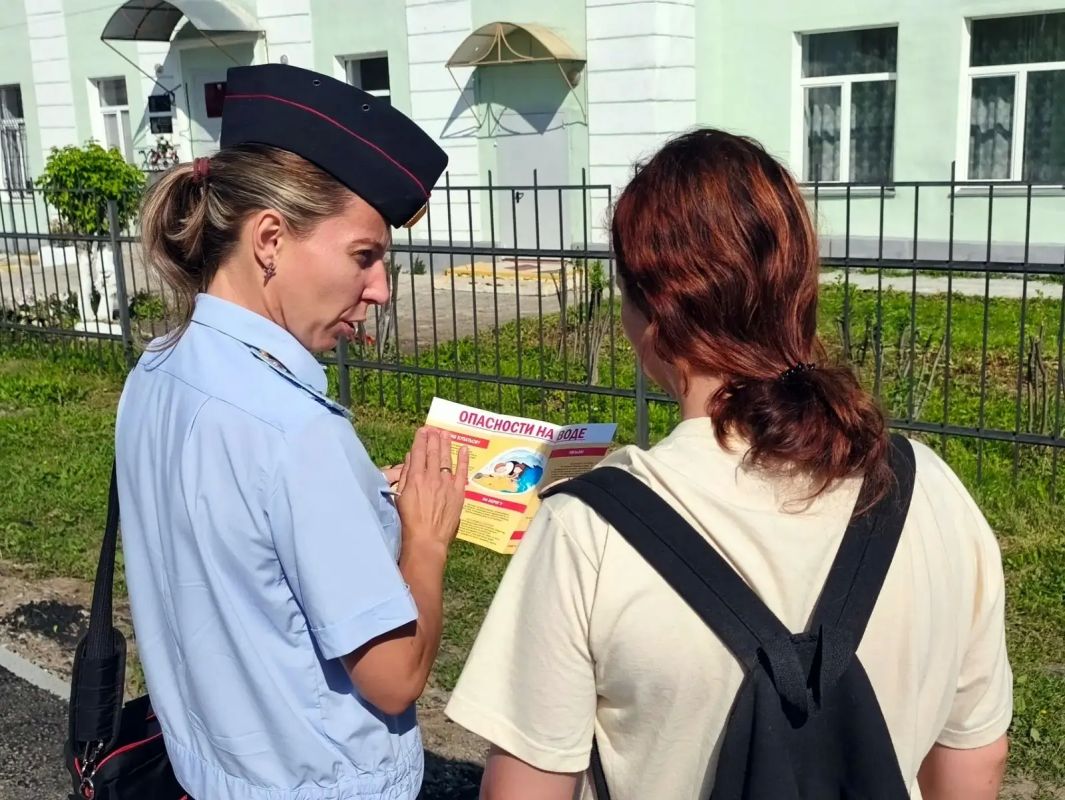 Совместная профилактика: сотрудники МЧС России и полиции следят за безопасностью у воды Совместная профилактика: сотрудники МЧС России и полиции следят за безопасностью у воды
