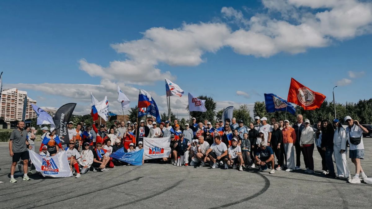 В парке у Вечного огня состоялась спортивная пробежка, приуроченная ко Дню Государственного флага Российской Федерации В парке у Вечного огня состоялась спортивная пробежка, приуроченная ко Дню Государственного флага Российской Федерации