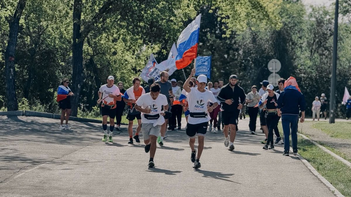 В парке у Вечного огня состоялась спортивная пробежка, приуроченная ко Дню Государственного флага Российской Федерации В парке у Вечного огня состоялась спортивная пробежка, приуроченная ко Дню Государственного флага Российской Федерации