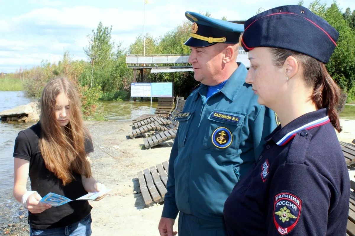 Совместная профилактика: сотрудники МЧС России и полиции следят за безопасностью у воды Совместная профилактика: сотрудники МЧС России и полиции следят за безопасностью у воды