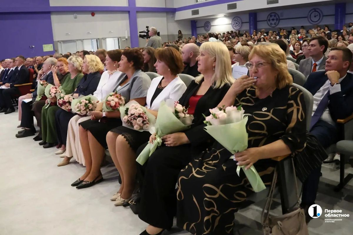 Лучших педагогов Челябинской области наградили в Магнитогорске Лучших педагогов Челябинской области наградили в Магнитогорске
