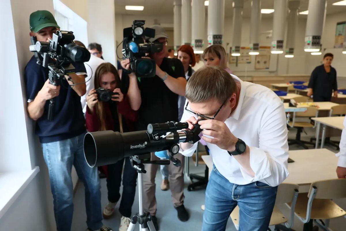 Алексей Текслер проконтролировал готовность новой школы в поселке Димитрова к учебному году Алексей Текслер проконтролировал готовность новой школы в поселке Димитрова к учебному году