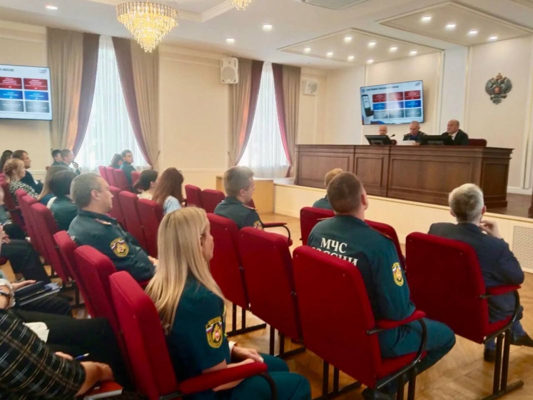 СОТРУДНИКАМ МЧС О ВЫБОРАХ. 27 августа в рамках подготовки к единому дню голосования – 2026 председатель избирательной комиссии Челябинской области Евгений Голицын посетил Главное управление МЧС России по региону