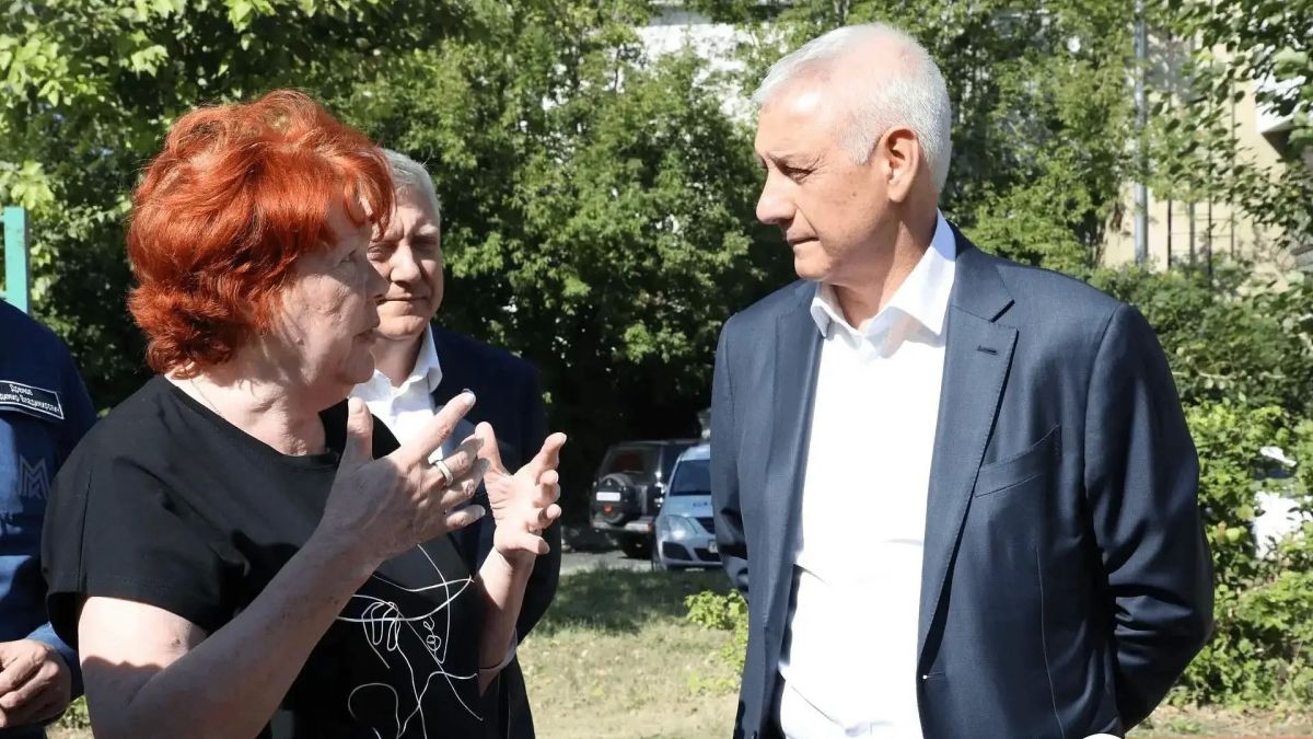 В Магнитогорске по инициативе жителей появились детская площадка и спортивный кластер В Магнитогорске по инициативе жителей появились детская площадка и спортивный кластер