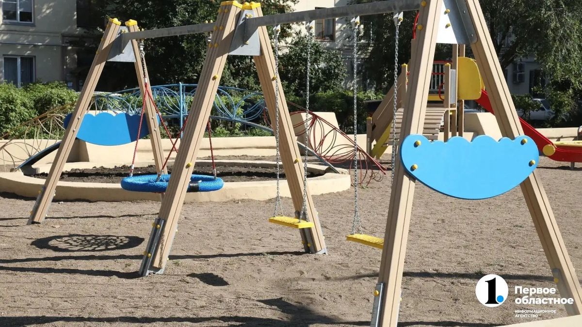В Магнитогорске по инициативе жителей появились детская площадка и спортивный кластер В Магнитогорске по инициативе жителей появились детская площадка и спортивный кластер