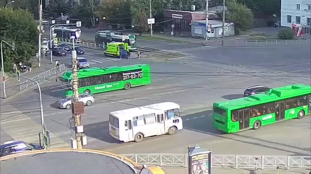 В Челябинске останавливали движение трамваев из-за падения пассажира в салоне