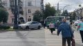 «Бандит!»: автомобиль BMW едва не сбил старушку на Ленина и скрылся