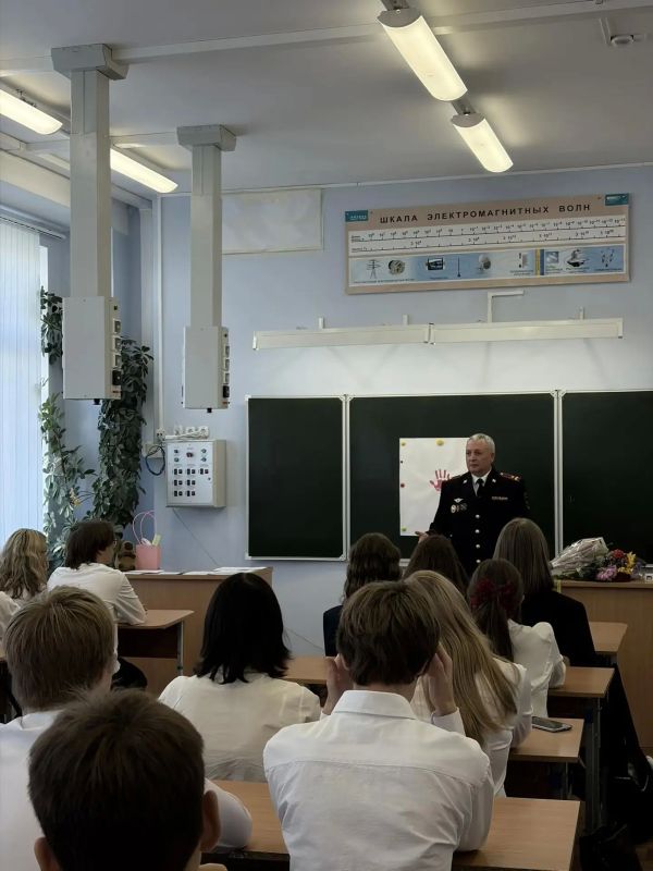 В Образовательном центре № 5 г. Челябинска в рамках торжественной линейки врио заместителя начальника Управления по работе с личным составом ГУ МВД России по Челябинской области полковник полиции Виталий Помрясин поздравил... В Образовательном центре № 5 г. Челябинска в рамках торжественной линейки врио заместителя начальника Управления по работе с личным составом ГУ МВД России по Челябинской области полковник полиции Виталий Помрясин поздравил...