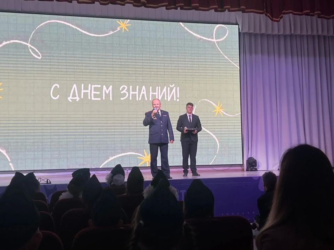 В Образовательном центре № 5 г. Челябинска в рамках торжественной линейки врио заместителя начальника Управления по работе с личным составом ГУ МВД России по Челябинской области полковник полиции Виталий Помрясин поздравил... В Образовательном центре № 5 г. Челябинска в рамках торжественной линейки врио заместителя начальника Управления по работе с личным составом ГУ МВД России по Челябинской области полковник полиции Виталий Помрясин поздравил...