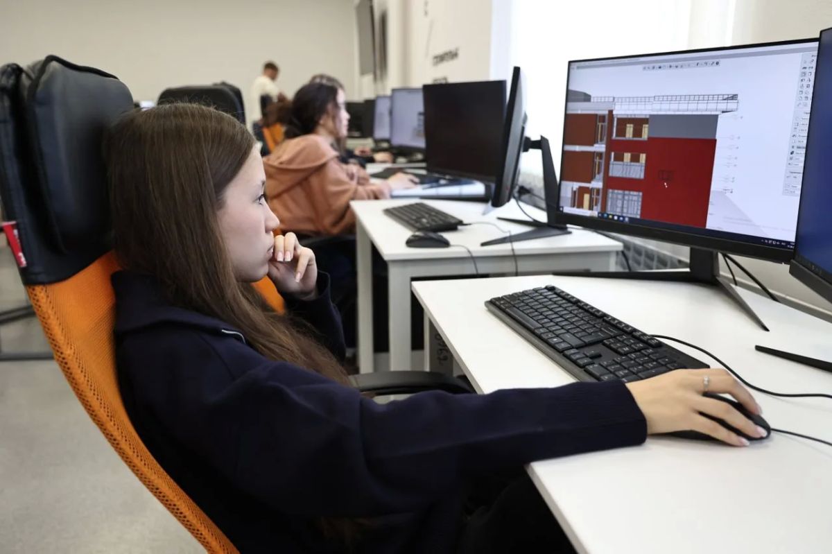 Текслер предложил обустроить спортплощадку в колледже Челябинска Текслер предложил обустроить спортплощадку в колледже Челябинска