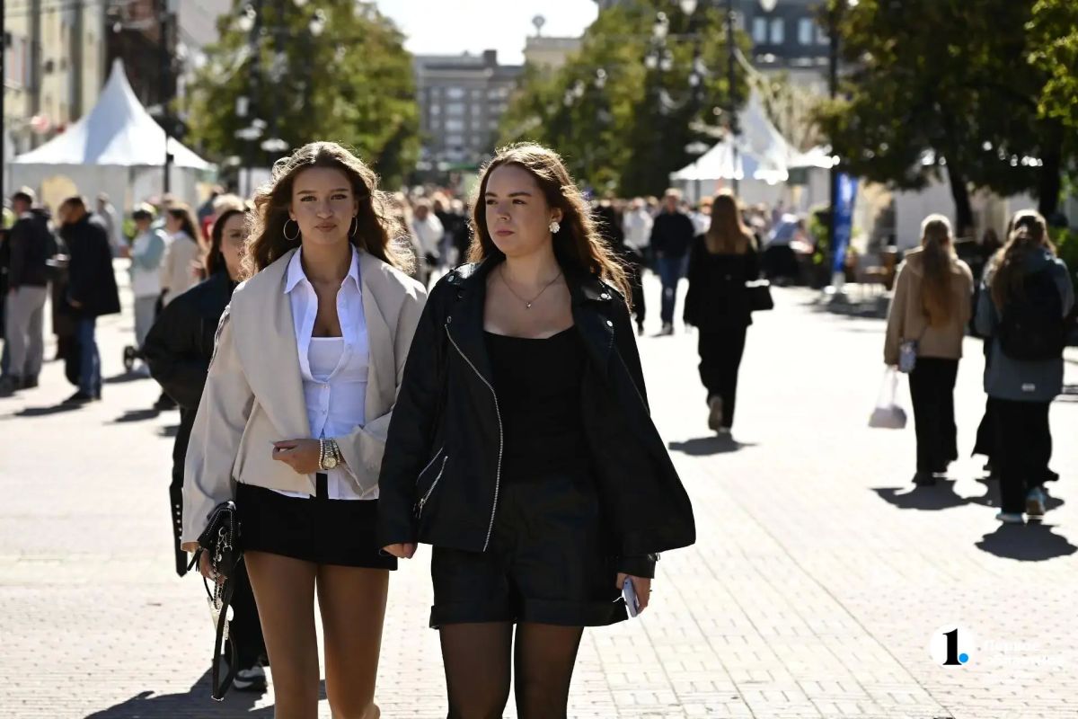 В школах Челябинска уже отгремели торжественные линейки, но ученики не спешат расходиться по домам В школах Челябинска уже отгремели торжественные линейки, но ученики не спешат расходиться по домам