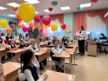Дети разошлись по украшенным к 1 Сентября классам, начались первые классные часы