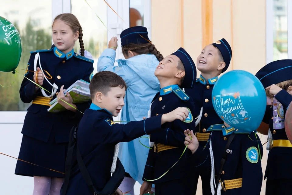 Счастливые улыбки, слезы и секреты: смотрим самые яркие фотографии с 1 Сентября в Челябинске Счастливые улыбки, слезы и секреты: смотрим самые яркие фотографии с 1 Сентября в Челябинске