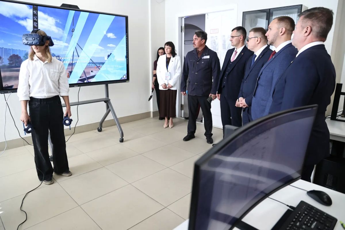 По традиции 1 сентября губернатор Алексей Текслер посетил учебные заведения в Челябинске, чтобы поздравить ребят, их родителей и педагогов с Днем знаний, а также оценить развитие сферы образования региона По традиции 1 сентября губернатор Алексей Текслер посетил учебные заведения в Челябинске, чтобы поздравить ребят, их родителей и педагогов с Днем знаний, а также оценить развитие сферы образования региона