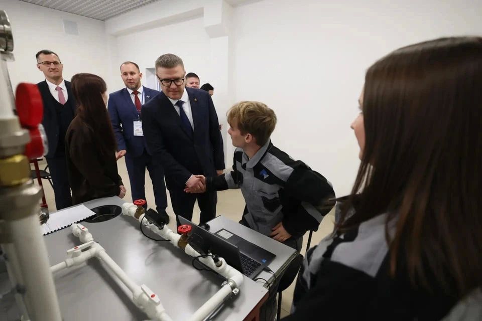 72% школьников выбирают техникумы и колледжи: губернатор Челябинской области 1 сентября посетил ЮурГТК и пообщался со студентами