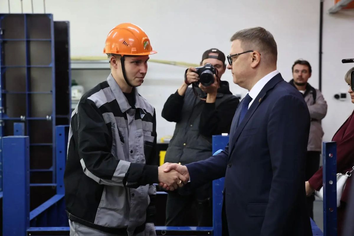 По традиции 1 сентября губернатор Алексей Текслер посетил учебные заведения в Челябинске, чтобы поздравить ребят, их родителей и педагогов с Днем знаний, а также оценить развитие сферы образования региона По традиции 1 сентября губернатор Алексей Текслер посетил учебные заведения в Челябинске, чтобы поздравить ребят, их родителей и педагогов с Днем знаний, а также оценить развитие сферы образования региона