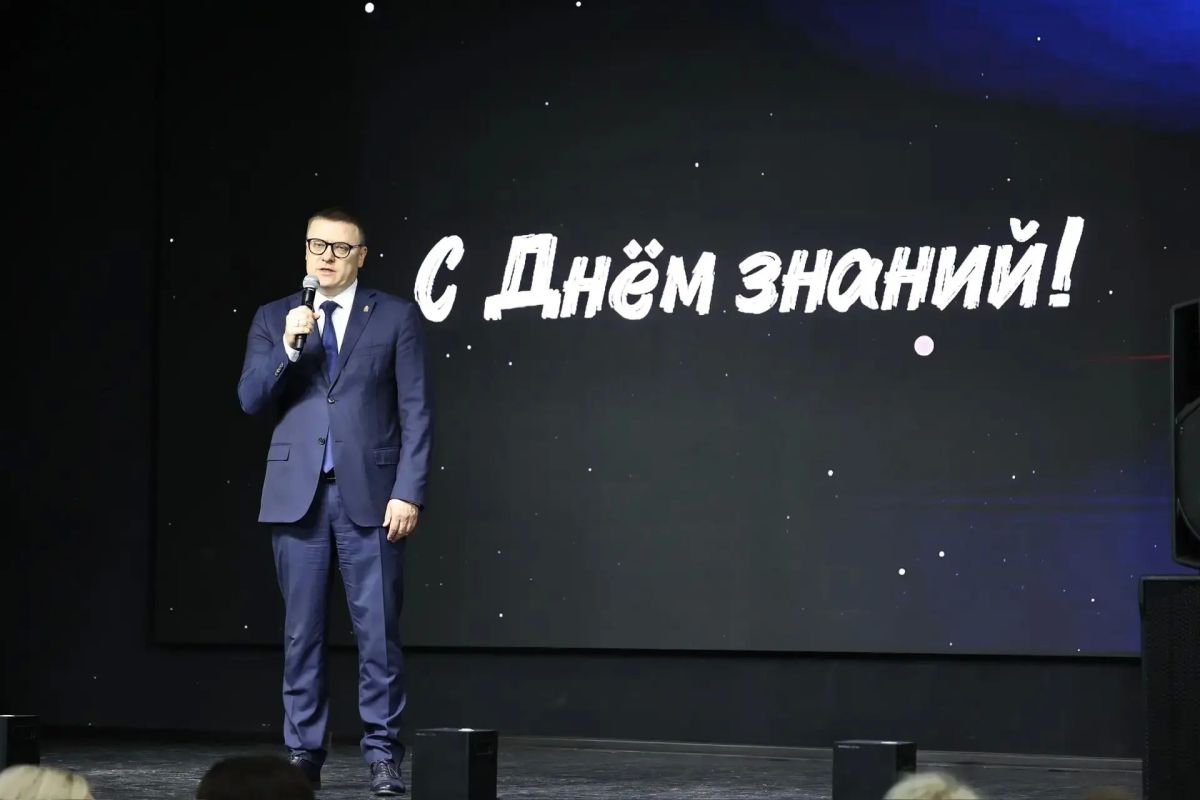 В первый день нового учебного года губернатор Алексей Текслер посетил школу №68 в Ленинском районе Челябинска, которая носит имя Е.Н. Родионова. Вместе с мамой Героя России глава регина возложил цветы к его мемориалу, а... В первый день нового учебного года губернатор Алексей Текслер посетил школу №68 в Ленинском районе Челябинска, которая носит имя Е.Н. Родионова. Вместе с мамой Героя России глава регина возложил цветы к его мемориалу, а...