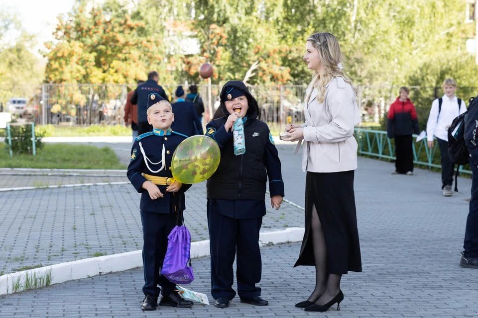 Счастливые улыбки, слезы и секреты: смотрим самые яркие фотографии с 1 Сентября в Челябинске Счастливые улыбки, слезы и секреты: смотрим самые яркие фотографии с 1 Сентября в Челябинске