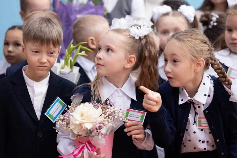 Счастливые улыбки, слезы и секреты: смотрим самые яркие фотографии с 1 Сентября в Челябинске