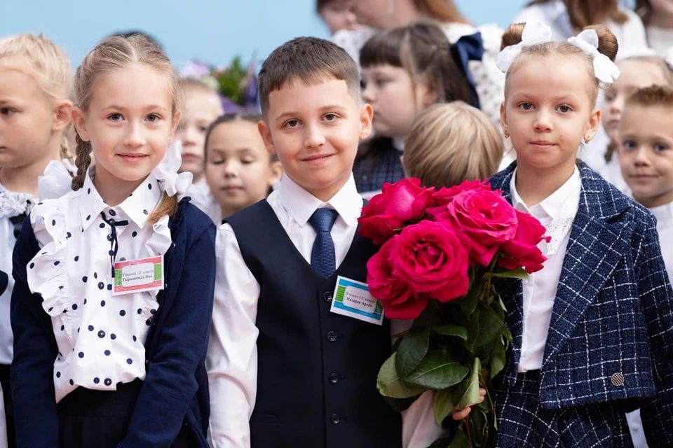 Счастливые улыбки, слезы и секреты: смотрим самые яркие фотографии с 1 Сентября в Челябинске Счастливые улыбки, слезы и секреты: смотрим самые яркие фотографии с 1 Сентября в Челябинске