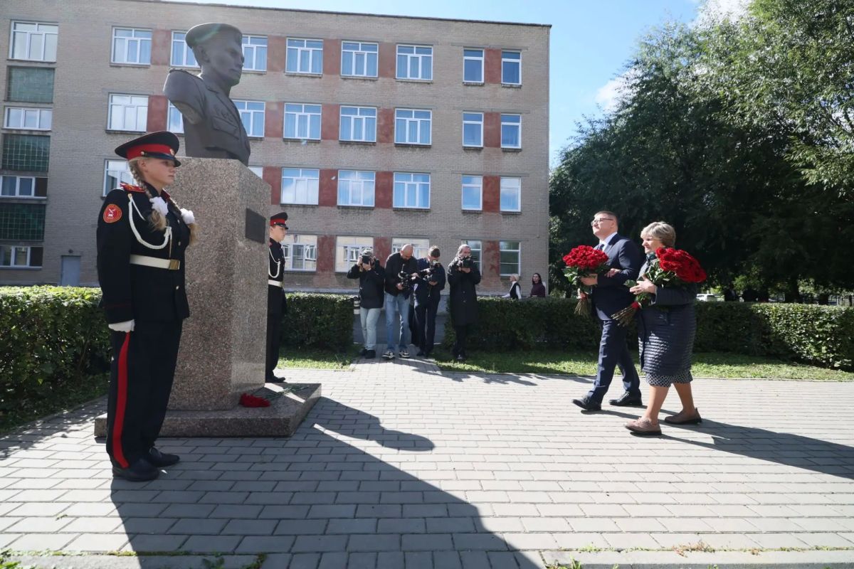 В первый день нового учебного года губернатор Алексей Текслер посетил школу №68 в Ленинском районе Челябинска, которая носит имя Е.Н. Родионова. Вместе с мамой Героя России глава регина возложил цветы к его мемориалу, а... В первый день нового учебного года губернатор Алексей Текслер посетил школу №68 в Ленинском районе Челябинска, которая носит имя Е.Н. Родионова. Вместе с мамой Героя России глава регина возложил цветы к его мемориалу, а...