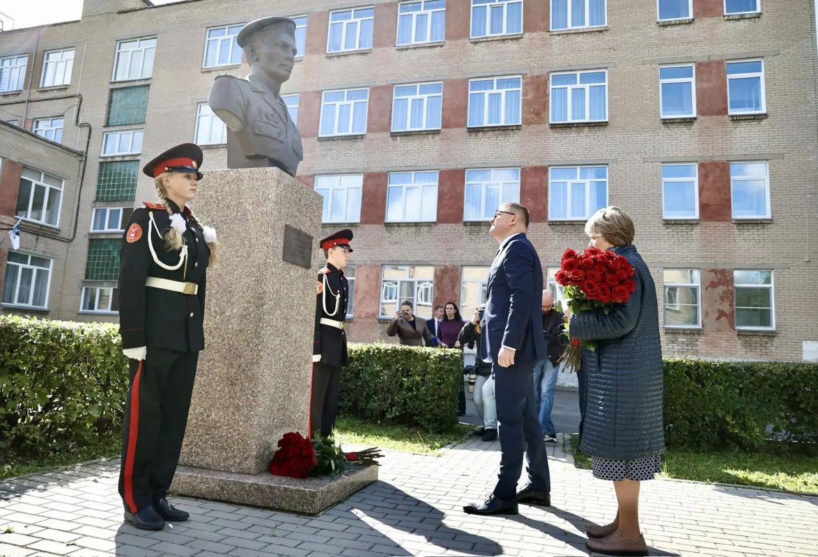 По традиции 1 сентября губернатор Алексей Текслер посетил учебные заведения в Челябинске, чтобы поздравить ребят, их родителей и педагогов с Днем знаний, а также оценить развитие сферы образования региона По традиции 1 сентября губернатор Алексей Текслер посетил учебные заведения в Челябинске, чтобы поздравить ребят, их родителей и педагогов с Днем знаний, а также оценить развитие сферы образования региона