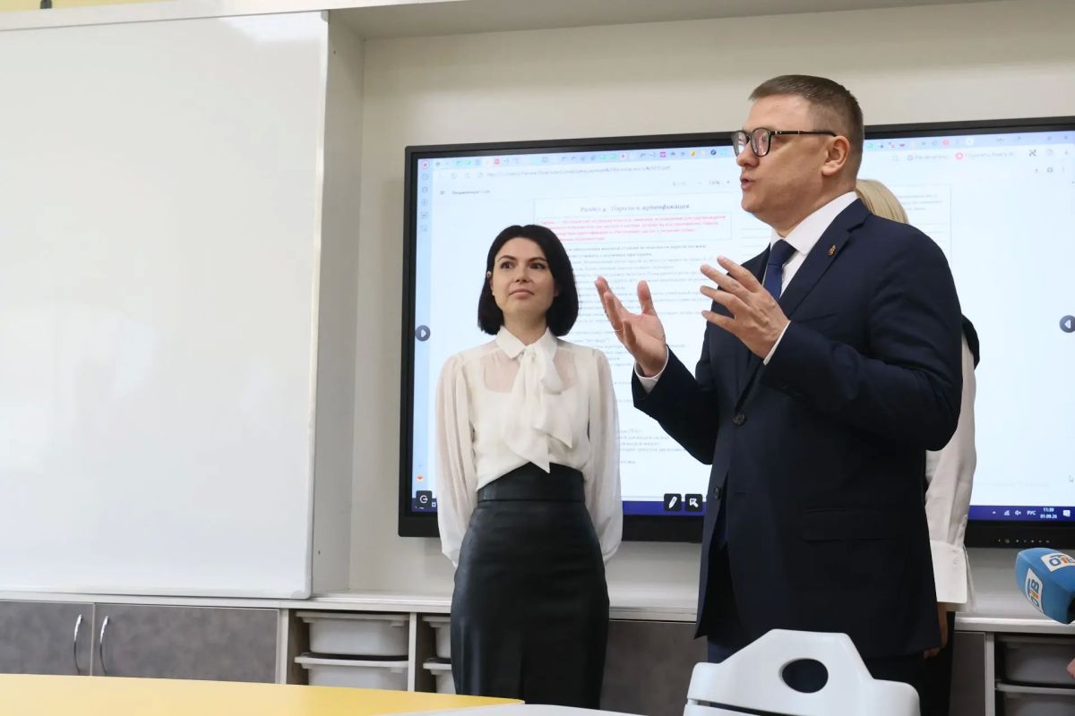 В первый день нового учебного года губернатор Алексей Текслер посетил школу №68 в Ленинском районе Челябинска, которая носит имя Е.Н. Родионова. Вместе с мамой Героя России глава регина возложил цветы к его мемориалу, а... В первый день нового учебного года губернатор Алексей Текслер посетил школу №68 в Ленинском районе Челябинска, которая носит имя Е.Н. Родионова. Вместе с мамой Героя России глава регина возложил цветы к его мемориалу, а...
