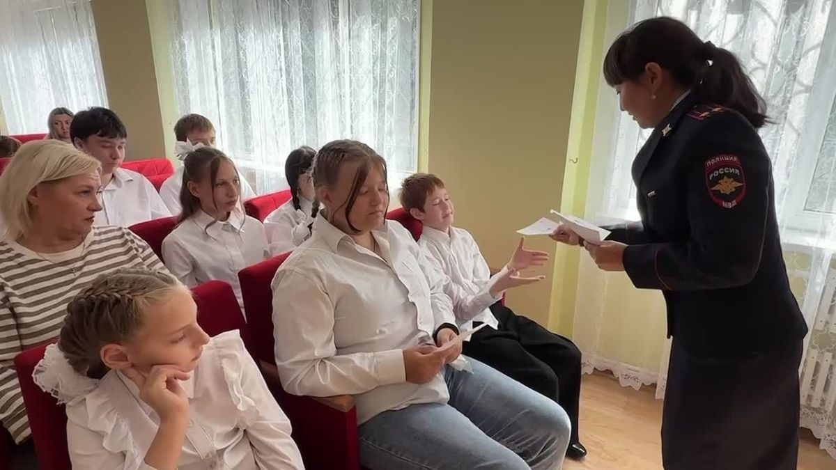 Челябинские полицейские совместно с представителями Общественного совета при городском УМВД поздравили воспитанников социально-реабилитационного центра с новым учебным годом
