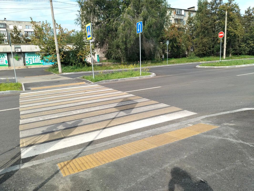 Это прекрасное утро просто создано, чтобы посмотреть на прекрасные новые дороги! Например, на улице Пионерской по нацпроекту "Инфраструктура для жизни" залили полкилометра нового асфальта от Победы до Комсомольского Это прекрасное утро просто создано, чтобы посмотреть на прекрасные новые дороги! Например, на улице Пионерской по нацпроекту "Инфраструктура для жизни" залили полкилометра нового асфальта от Победы до Комсомольского