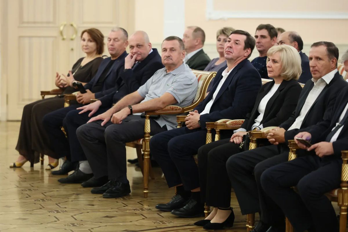 Оксана Лут и Алексей Текслер наградили работников агропромышленного комплекса Южного Урала Оксана Лут и Алексей Текслер наградили работников агропромышленного комплекса Южного Урала