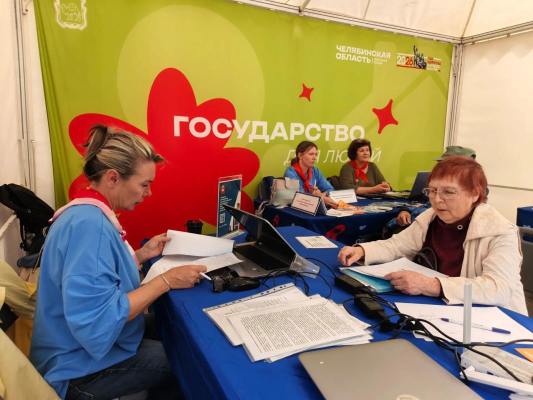 В шатре ЖКХ сегодня многолюдно В шатре ЖКХ сегодня многолюдно
