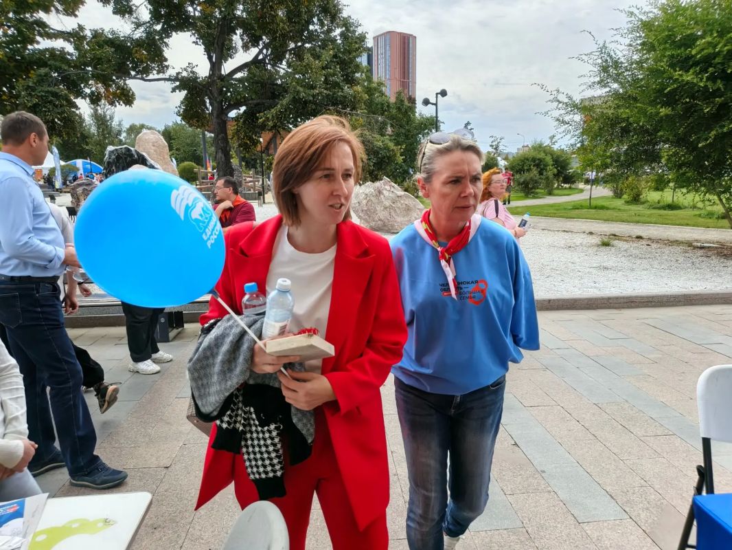 Заместитель начальника Главного управления Юлия Турарова помогла собственникам написать досудебную претензию в управляющую организацию и установить мобильное приложение "Госуслуги Дом" Заместитель начальника Главного управления Юлия Турарова помогла собственникам написать досудебную претензию в управляющую организацию и установить мобильное приложение "Госуслуги Дом"