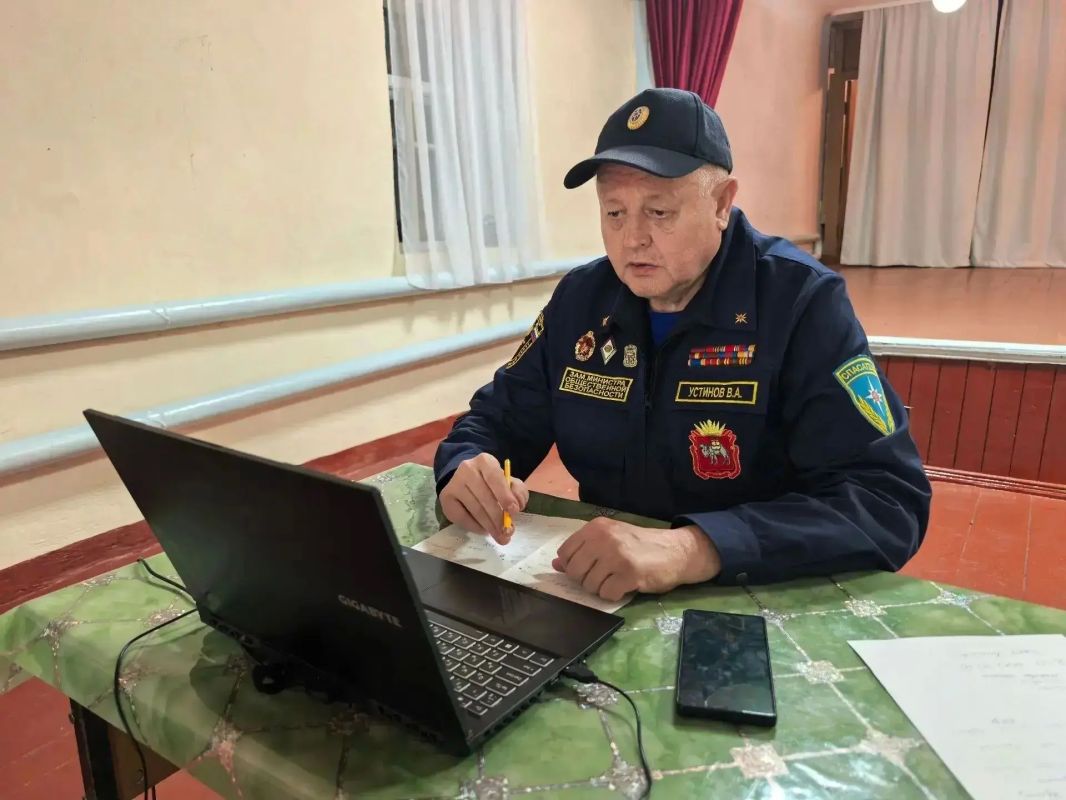 Заместитель Министра общественной безопасности Валерий Устинов работает на месте пожара в Карталинском районе