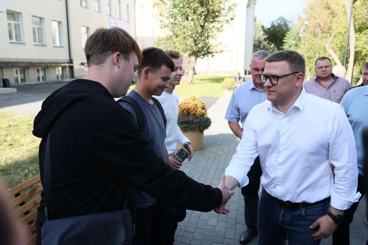 Алексей Текслер оценил благоустройство пешеходной части улицы Свободы Алексей Текслер оценил благоустройство пешеходной части улицы Свободы
