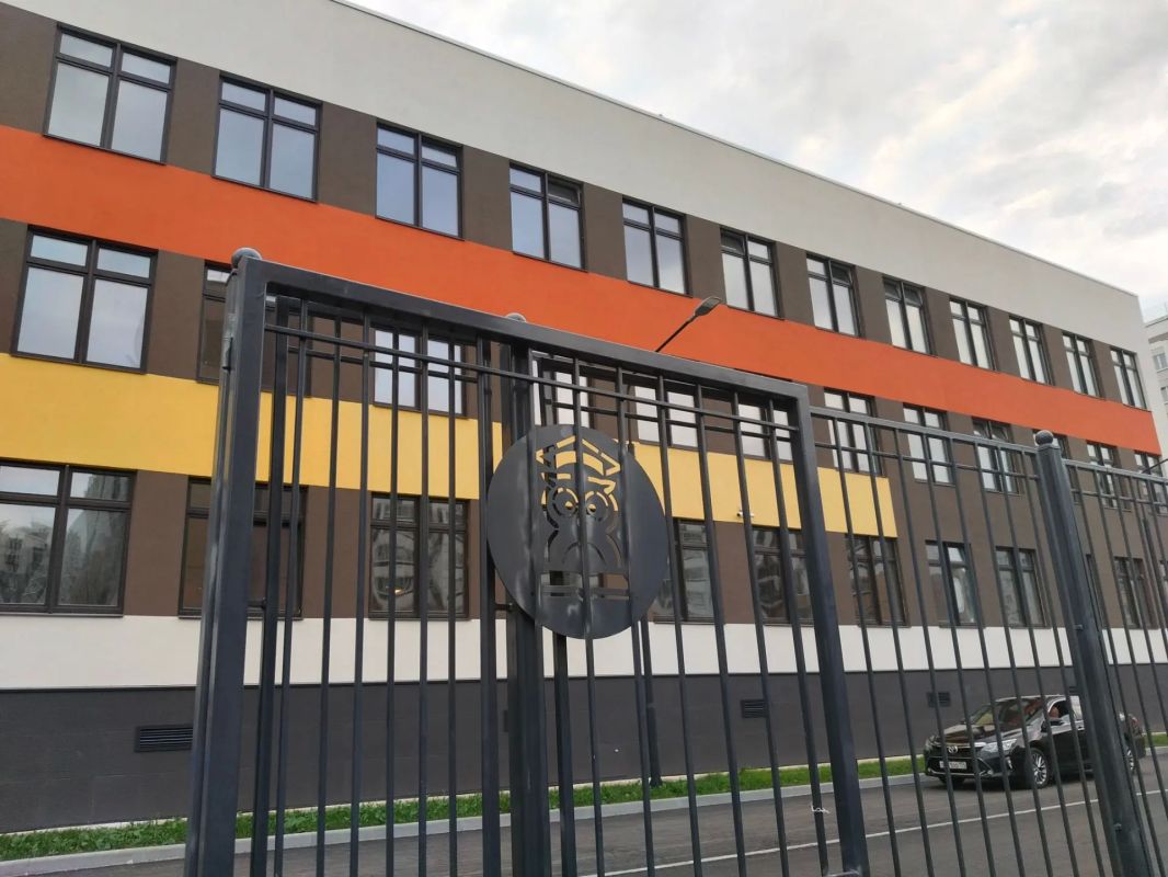 Видите 1100 ребят из Паркового, которые ждут школу поближе к дому? А они есть! Забрать этот поток должна школа, строительство которой сейчас заканчивают в 57 микрорайоне по нацпроекту "Молодежь и дети" Видите 1100 ребят из Паркового, которые ждут школу поближе к дому? А они есть! Забрать этот поток должна школа, строительство которой сейчас заканчивают в 57 микрорайоне по нацпроекту "Молодежь и дети"