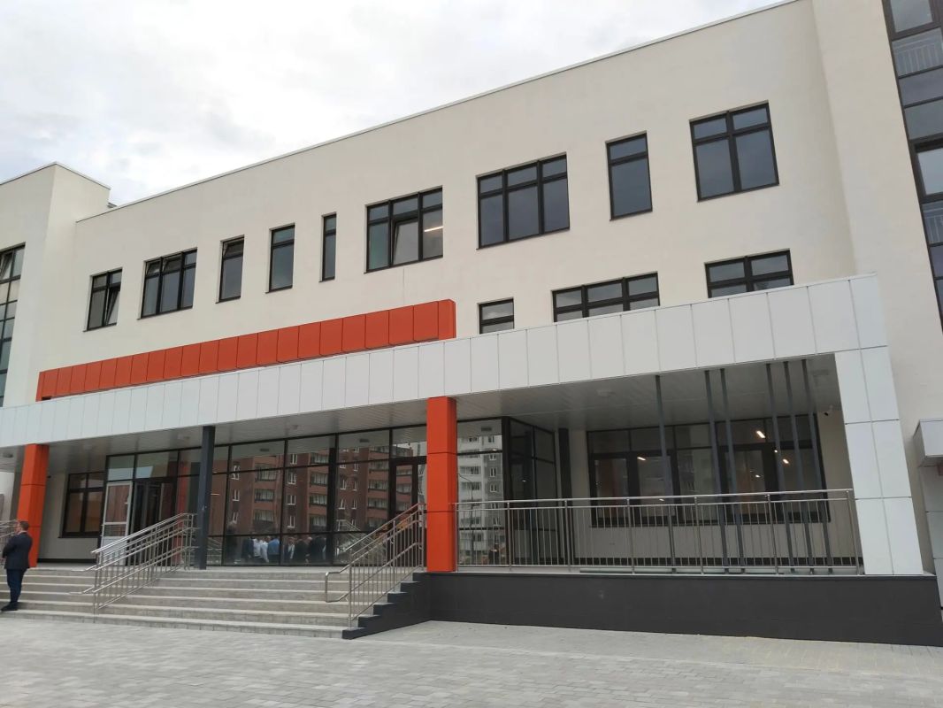 Видите 1100 ребят из Паркового, которые ждут школу поближе к дому? А они есть! Забрать этот поток должна школа, строительство которой сейчас заканчивают в 57 микрорайоне по нацпроекту "Молодежь и дети" Видите 1100 ребят из Паркового, которые ждут школу поближе к дому? А они есть! Забрать этот поток должна школа, строительство которой сейчас заканчивают в 57 микрорайоне по нацпроекту "Молодежь и дети"