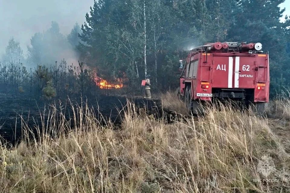 В Карталинском округе продолжают бороться с природными пожарами В Карталинском округе продолжают бороться с природными пожарами