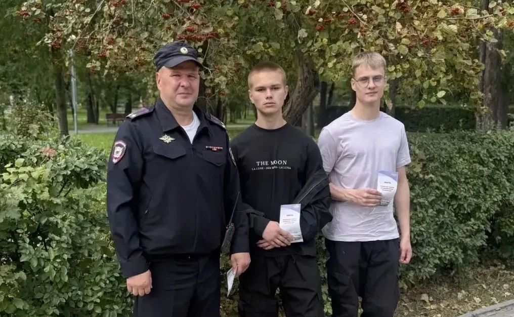 Челябинские полицейские проинформировали горожан о приеме на службу в органы внутренних дел Челябинские полицейские проинформировали горожан о приеме на службу в органы внутренних дел
