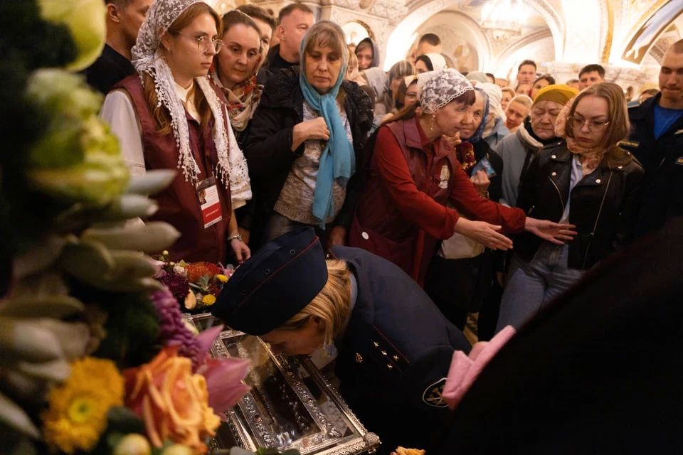 «Прикоснуться один раз к святыне и ничего не сделать – не вариант»: челябинцы рассказали, что чувствуют, приложившись к мощам святителя Спиридона «Прикоснуться один раз к святыне и ничего не сделать – не вариант»: челябинцы рассказали, что чувствуют, приложившись к мощам святителя Спиридона