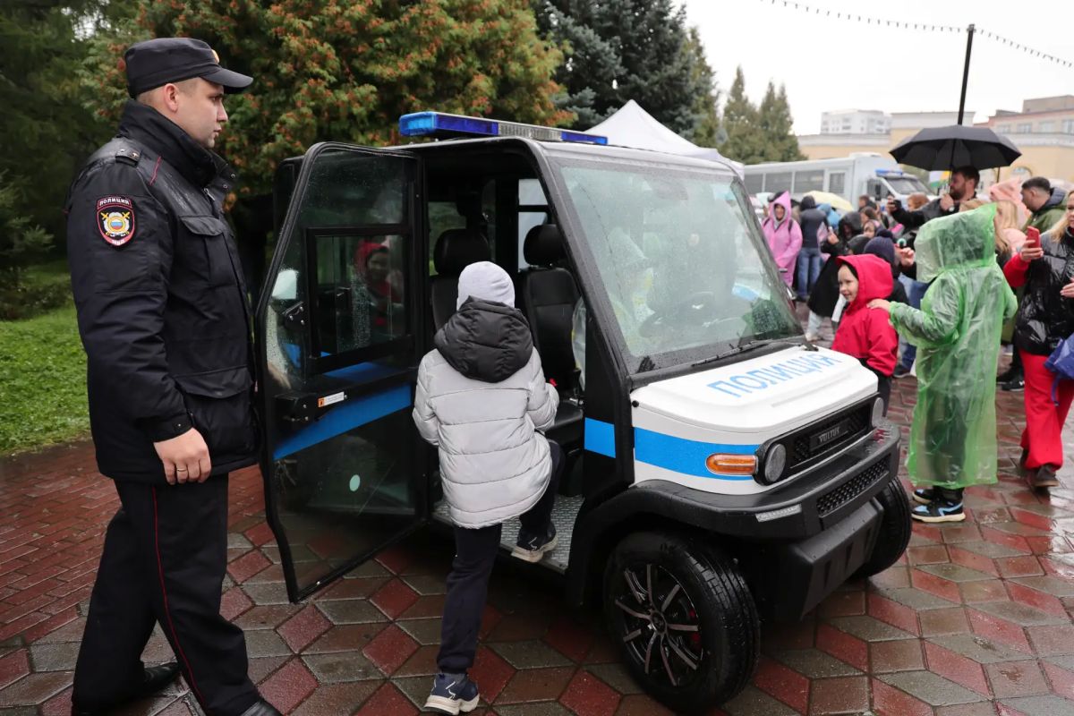 В Челябинске в рамках «Парада первоклассников» сотрудники полиции организовали для жителей и гостей города интерактивную выставку техники и спецсредств В Челябинске в рамках «Парада первоклассников» сотрудники полиции организовали для жителей и гостей города интерактивную выставку техники и спецсредств