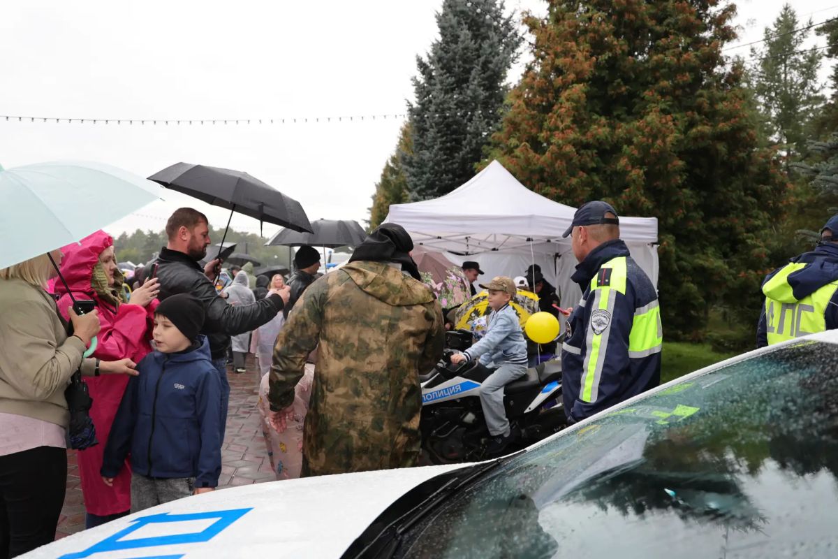 В Челябинске в рамках «Парада первоклассников» сотрудники полиции организовали для жителей и гостей города интерактивную выставку техники и спецсредств В Челябинске в рамках «Парада первоклассников» сотрудники полиции организовали для жителей и гостей города интерактивную выставку техники и спецсредств