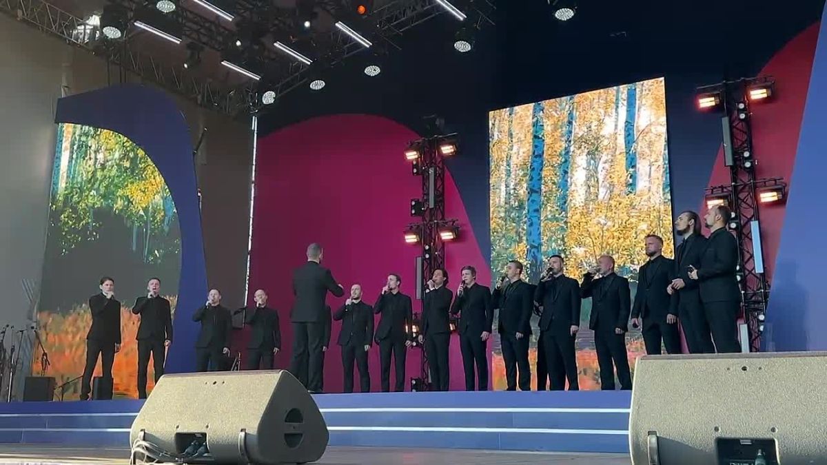 У Торгового центра начался концерт в честь юбилея Челябинска