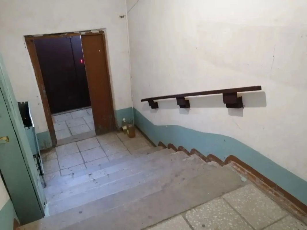 В Каслях прокуратура обязала управляющую компанию установить поручни в подъезде