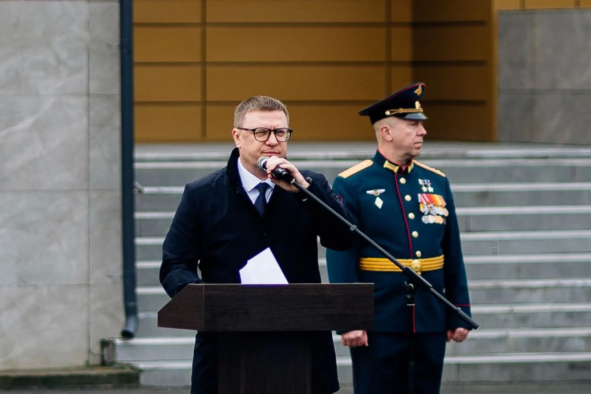 К курсантам во время церемонии обратился полпред президента в УрФО Артем Жога К курсантам во время церемонии обратился полпред президента в УрФО Артем Жога