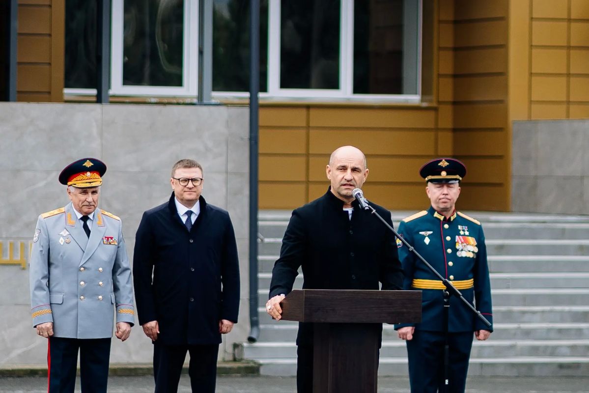 К курсантам во время церемонии обратился полпред президента в УрФО Артем Жога К курсантам во время церемонии обратился полпред президента в УрФО Артем Жога