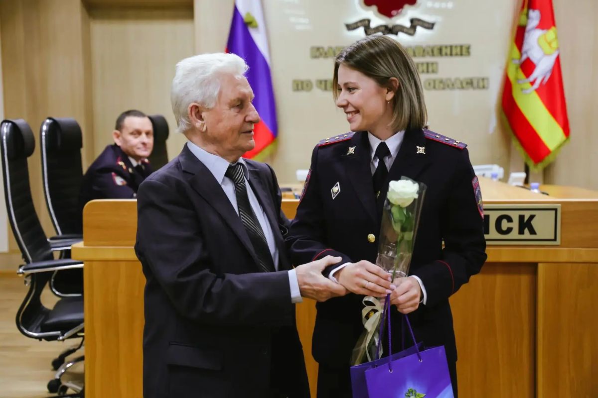 Генерал-лейтенант полиции Сергей Космачев наградил сотрудников в честь профессионального праздника — Дня подразделений по вопросам миграции МВД России Генерал-лейтенант полиции Сергей Космачев наградил сотрудников в честь профессионального праздника — Дня подразделений по вопросам миграции МВД России