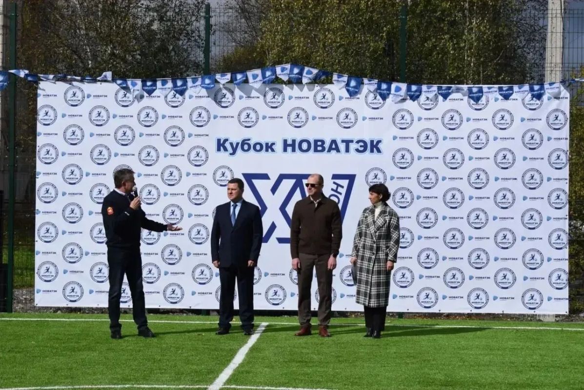 В Сатке открыли новую мини-футбольную площадку с искусственным покрытием В Сатке открыли новую мини-футбольную площадку с искусственным покрытием