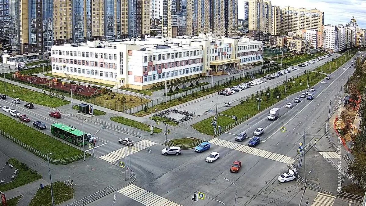 На северо-западе Челябинска машина влетела в забор, столкнувшись с другим автомобилеМ
