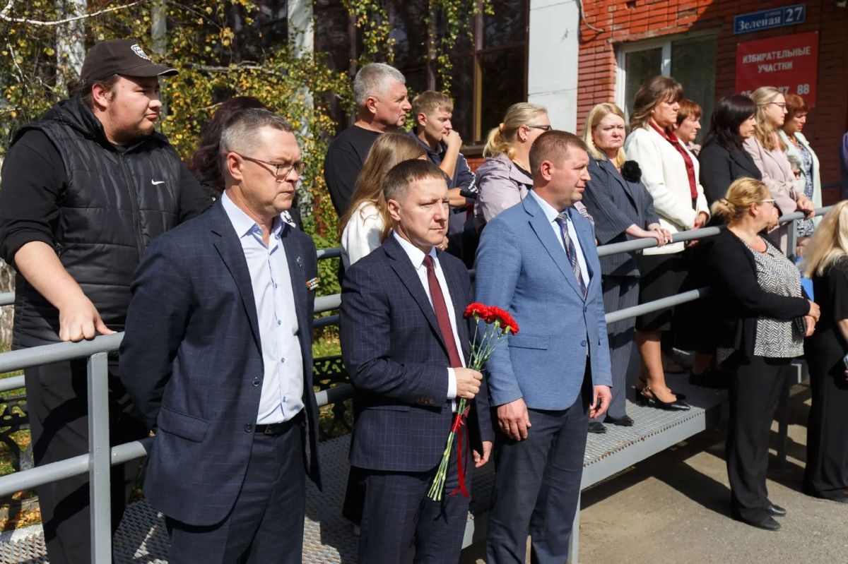 В Златоусте открыли мемориальную доску в память о герое СВО Дмитрии Подельщикове В Златоусте открыли мемориальную доску в память о герое СВО Дмитрии Подельщикове