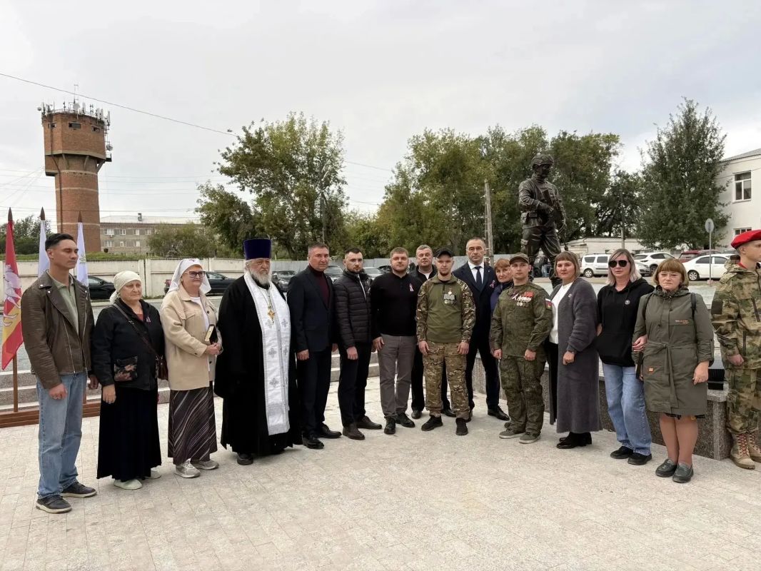 В Еманжелинском округе открыли Аллею Славы и памятник участникам специальной военной операции В Еманжелинском округе открыли Аллею Славы и памятник участникам специальной военной операции